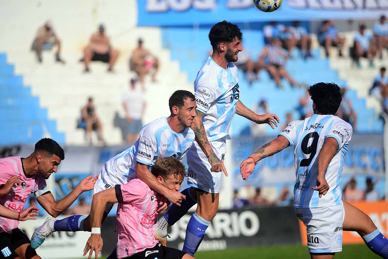 Gimnasia y Tiro ganó ante Racing en Nueva Italia en la última fecha (Foto: José Gabriel Hernánez / La Voz).