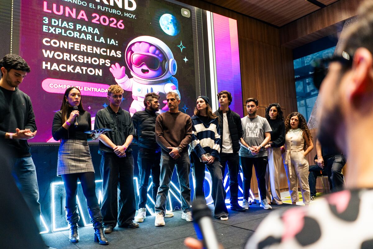Presentación de proyectos finalistas en el escenario de AI Weekend.