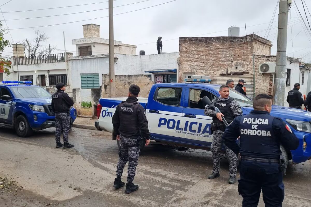 Persecución en Córdoba: robaron una camioneta, chocaron y uno de los delincuentes se dio a la fuga. (Gentileza)