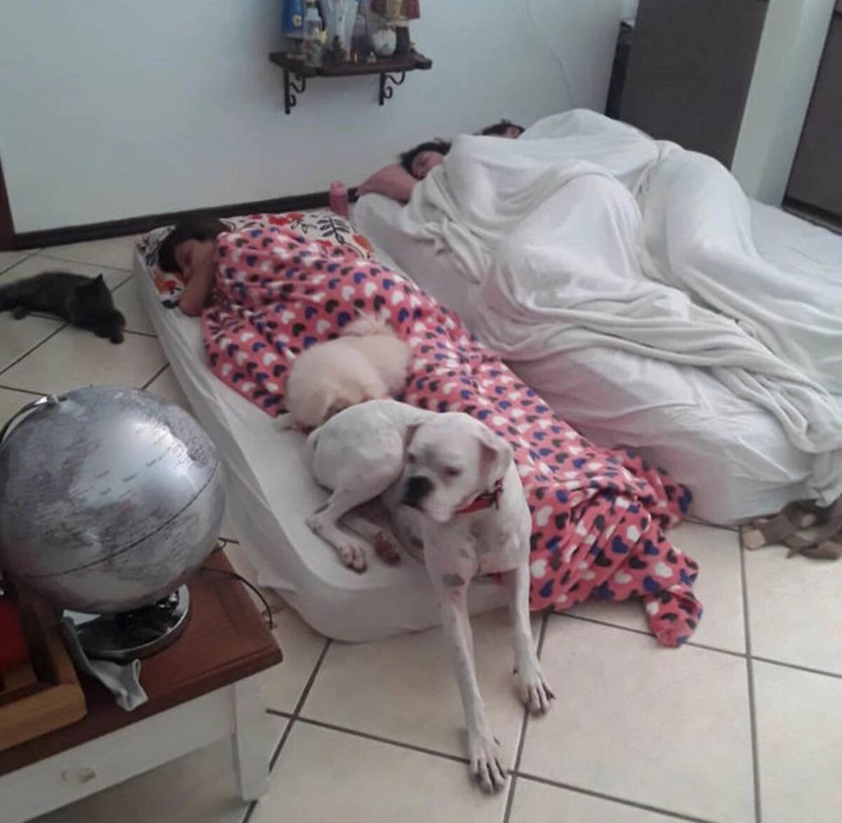 Los excompañeros de la hija de Karenn Ramísia tiraron colchones en el suelo de su casa y durmieron allí durante días para brindarle su apoyo. (Karenn Ramísia / Razões Para Acreditar)