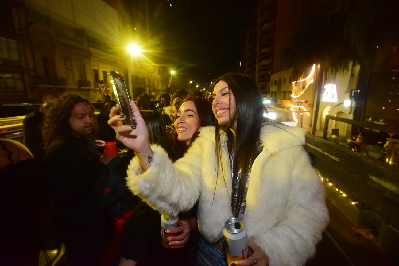 El Q' Lokura Bus recibió a fans del grupo cuartetero para una singular previa de baile. (Nicolás Bravo / La Voz)