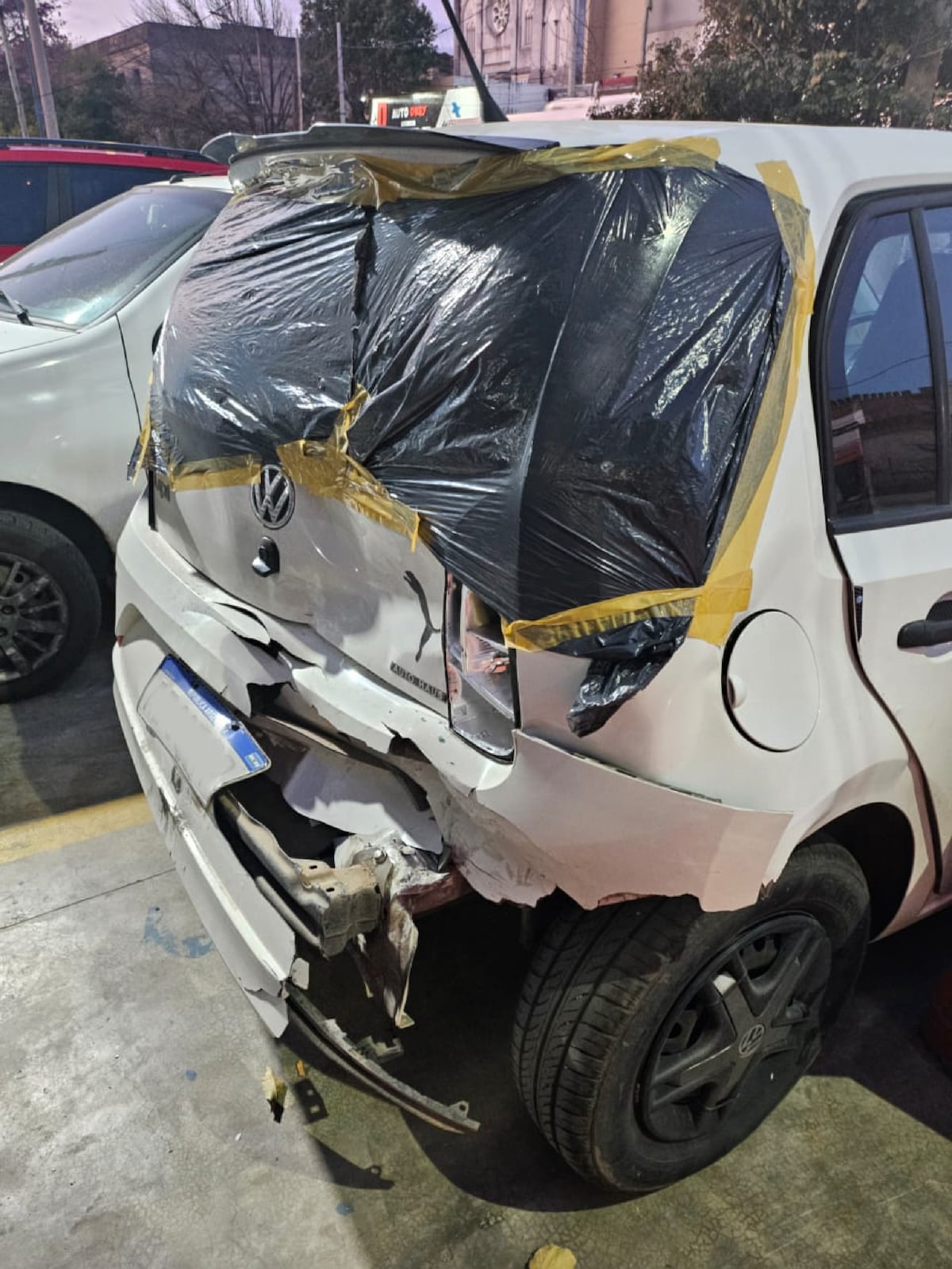 Violencia. Así quedó el VW Up en cuyo interior había un bebé. (La Voz)