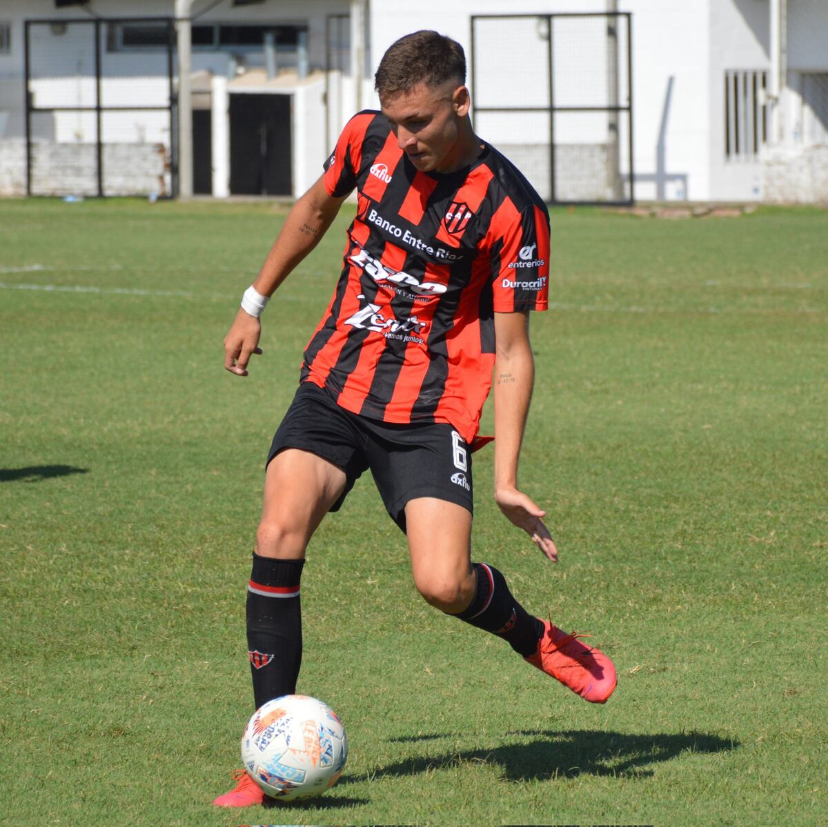 Santiago Piccioni, defensor de 19 años nacido en Manfredi, en el interior de Córdoba. Se gana su espacio en Patronato, en Liga Profesional. (Prensa Patronato).