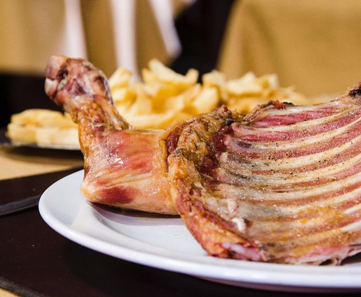 El cabrito o el lechón a la parrilla es una buena opción para el Día de la Madre.