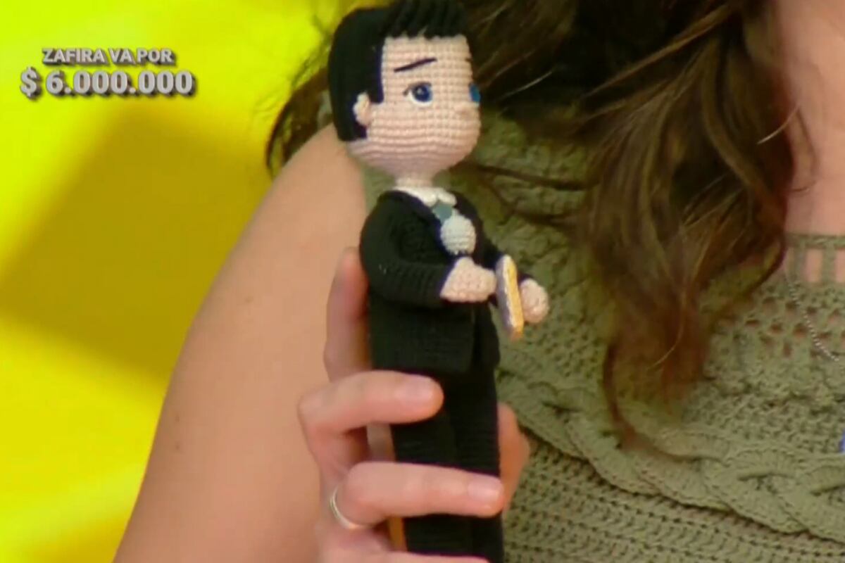 El muñeco que le regaló Evelyn a Guido Kaczka. (Captura)