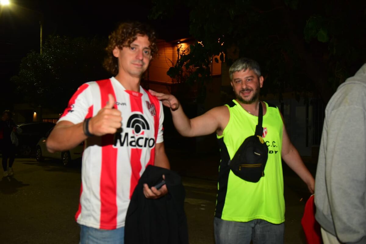 Hinchas de Instituto en la previa del partido con Central Córdoba por el Torneo Apertura. (Jorge Peñalba / La Voz)