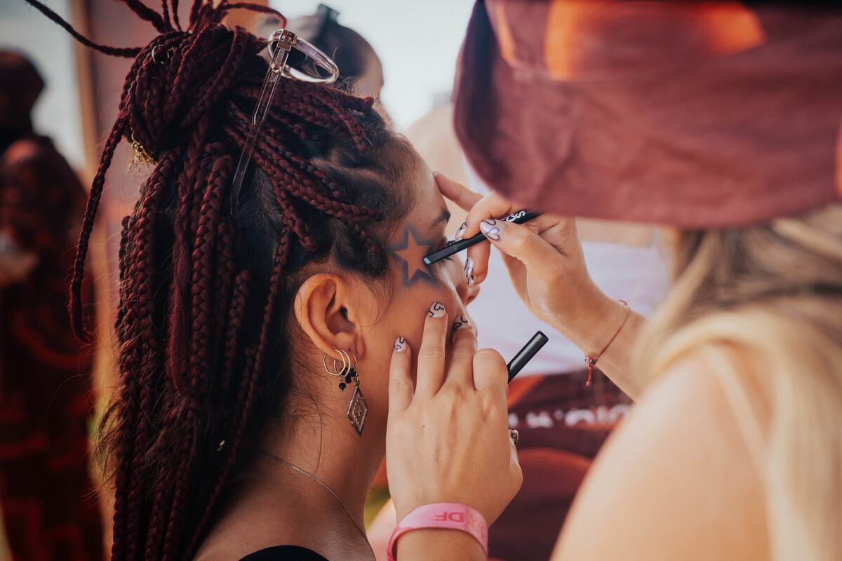 Espacio Natura en el festival Lollapalooza 2024. Desde allí, la marca proponía al público maquillarse, hacerse tatuajes, refrescarse o jugar y ganar premios. La inversión busca seguir ganando conocimiento y llegada al público joven. (Gentileza Natura)
