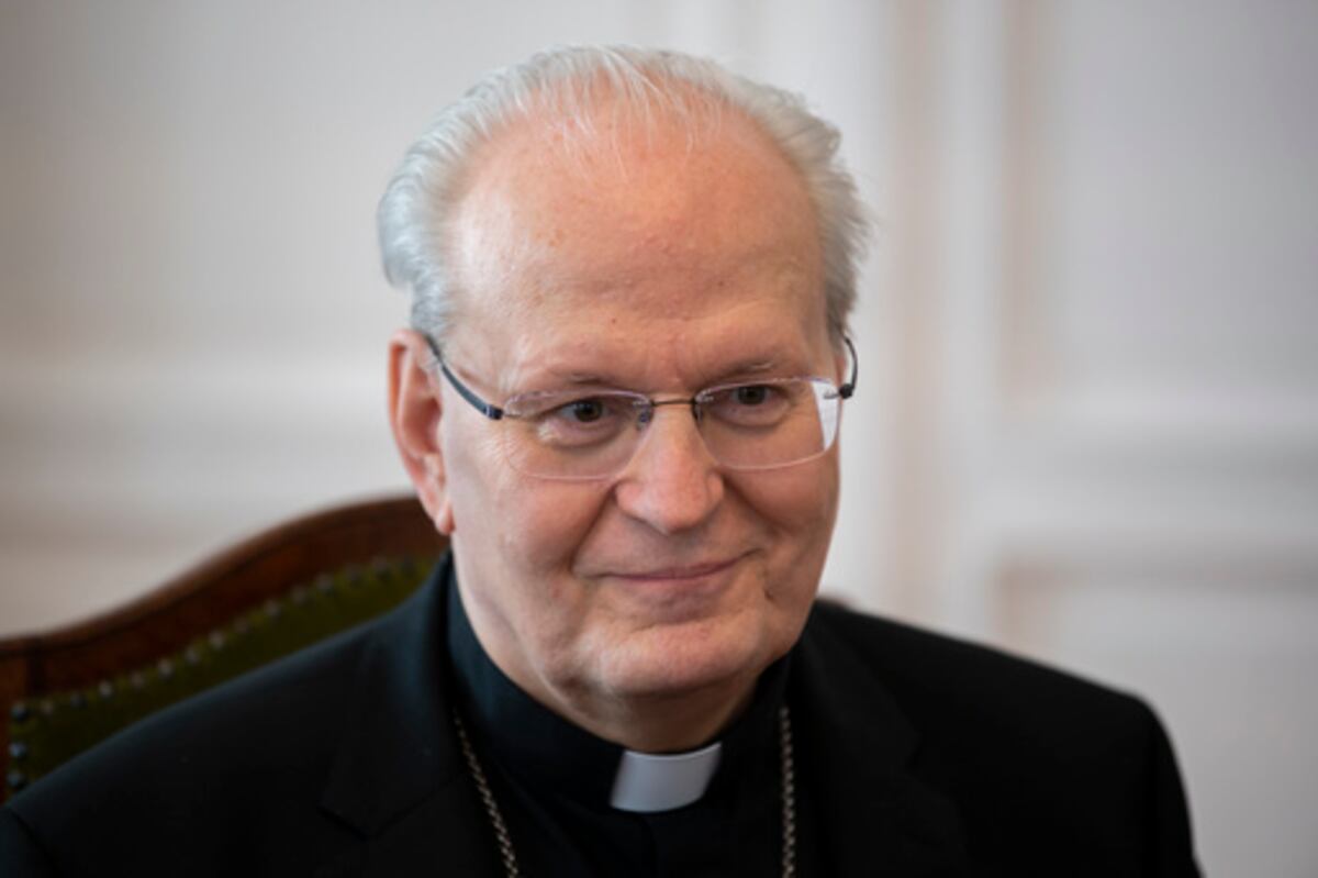 ARCHIVO - El cardenal húngaro Peter Erdo es entrevistado por The Associated Press, en Budapest, el jueves 20 de abril de 2023. (AP Foto/Denes Erdos, archivo)