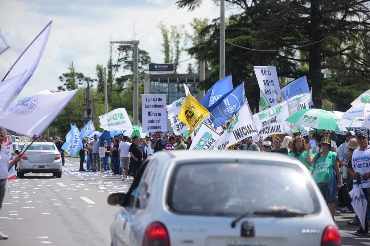 Protesta en el acceso a Jesús María, ruta 9 Norte.
Los gremios estatales que aportan a la Caja de Jubilaciones realizarán de manera sorpresiva la segunda protesta por la aplicación de la nueva Ley Jubilatoria que aplica un fuerte ajuste a activos y pasivos.
Foto: José Hernández / La Voz