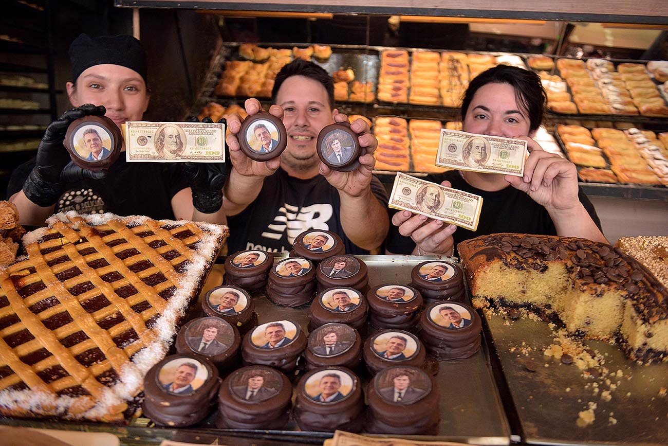 Alfajores presidenciales de Massa y Milei de chocolates Panaderia Panes y delicias en barrio Pueyrredón. (José Gabriel Hernández / La Voz)