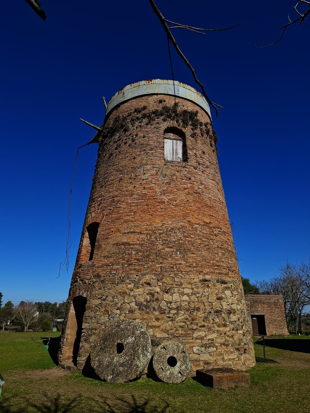 Molino Forclaz, construido en piedra y ladrillo, para moler granos, hoy reconocido como Patrimonio Histórico Provincial.