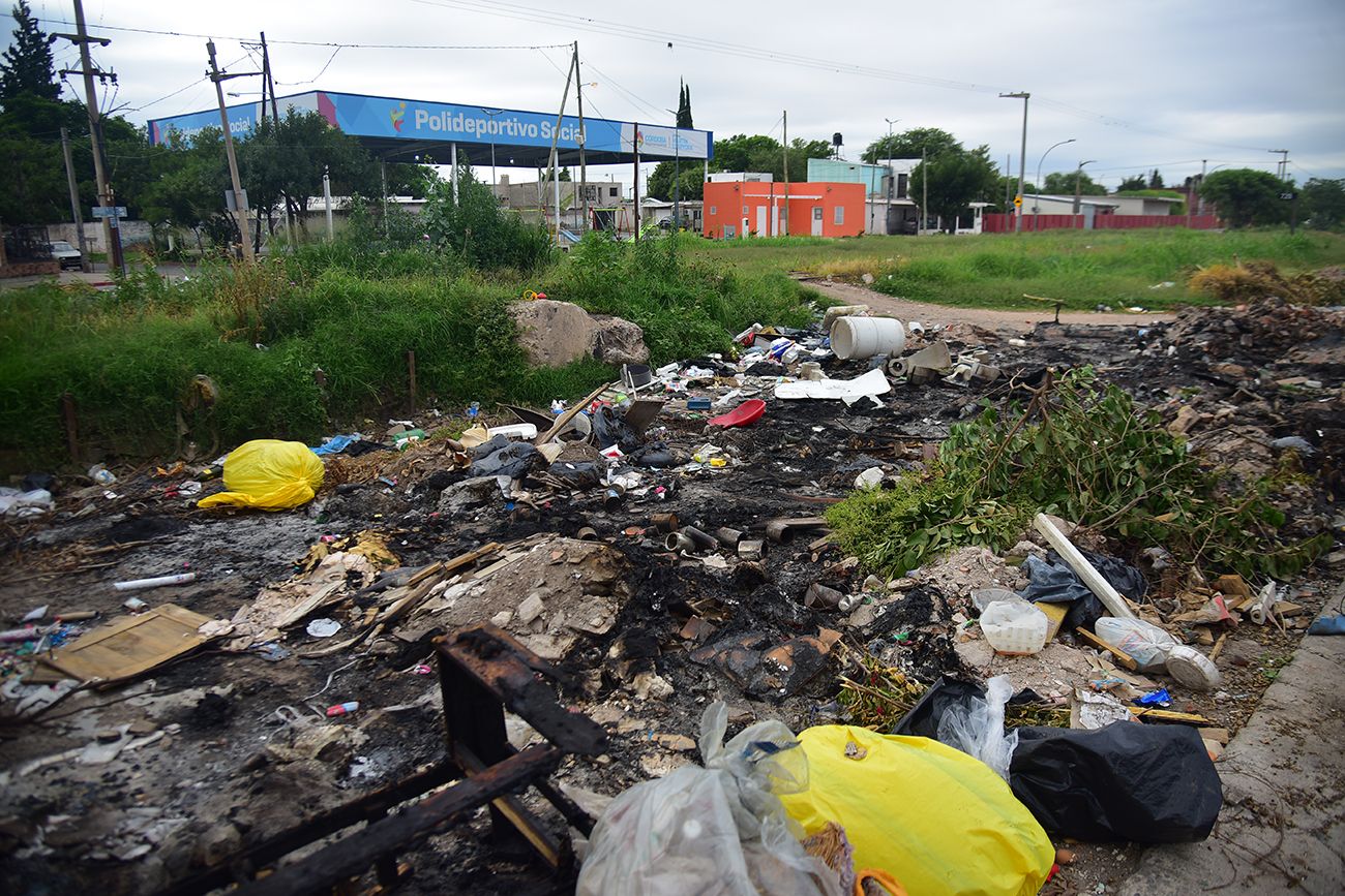 La acumulación de basura es constante incluso en sitios donde se realizó una limpieza previa.
Foto: Pedro Castillo / La Voz