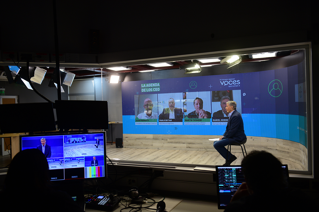 "Voces que suman". Daniel Alonso, periodista de La Voz; Juan Farinatti (Bayer); Pablo Bittar (Holcin); Martín Ticinese, y Daniel Herrero, en el estudio de La Voz del Interior. (José Gabriel Hernández / La Voz)