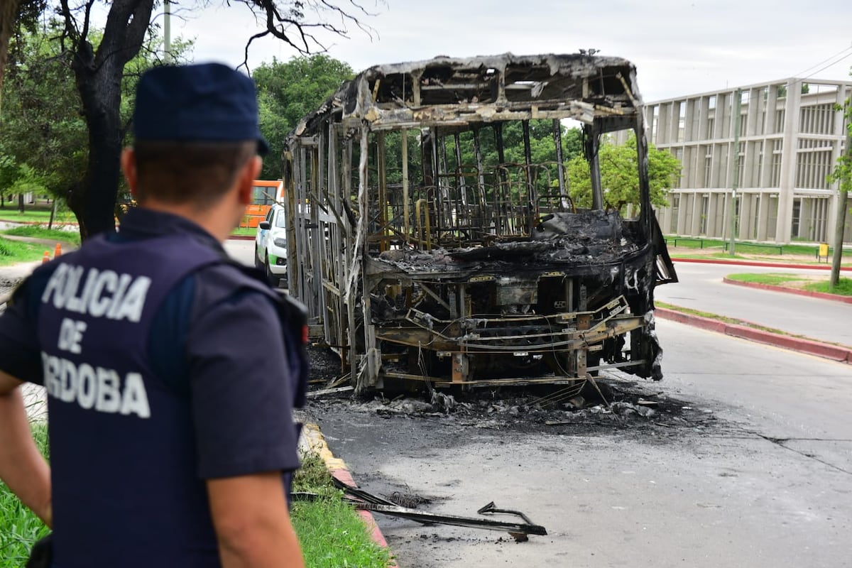 Incendio de un colectivo en Córdoba este sábado con pérdidas totales. (José Hernández/La Voz)