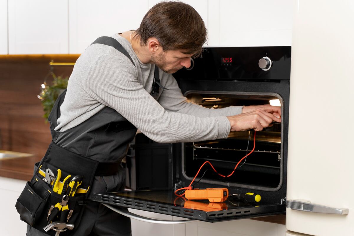 Es el momento indicado para inspeccionar hornos y todos los electrodomésticos vinculados a la calefacción del hogar. Freepik.