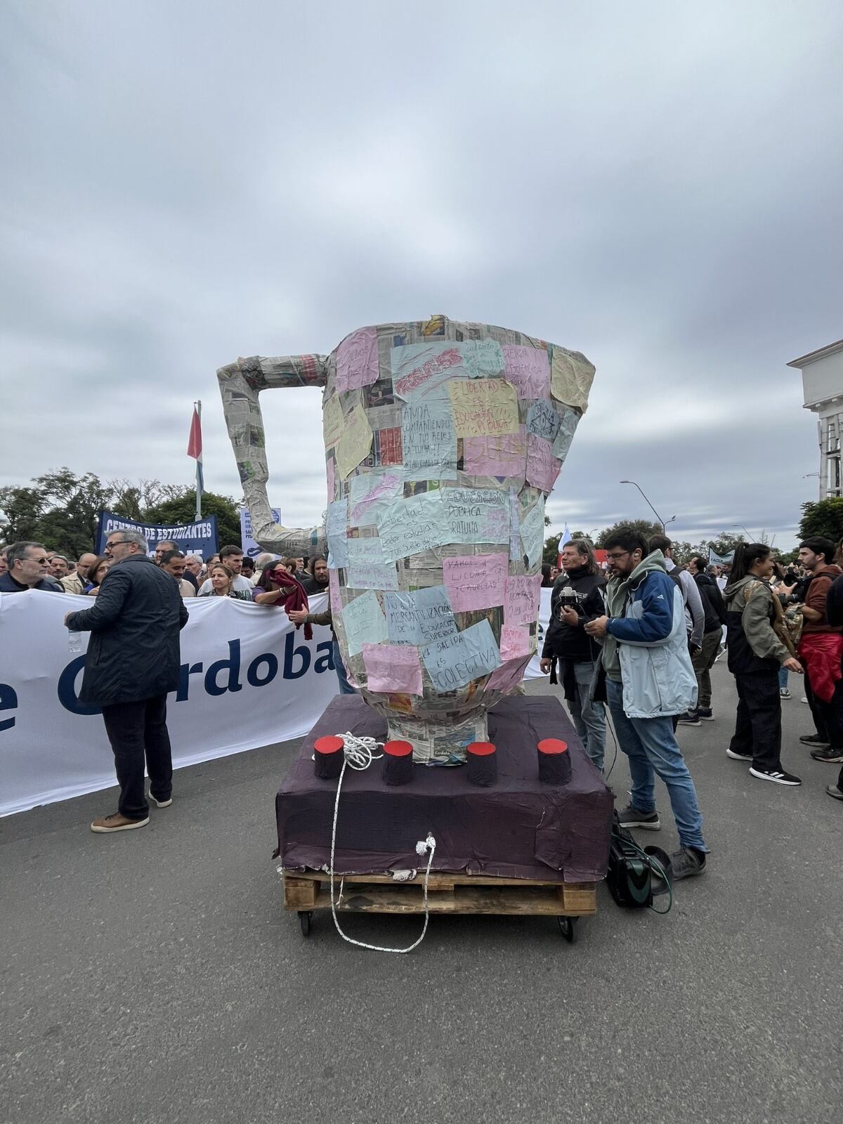 La licuadora gigante en la marcha universitaria en Córdoba.