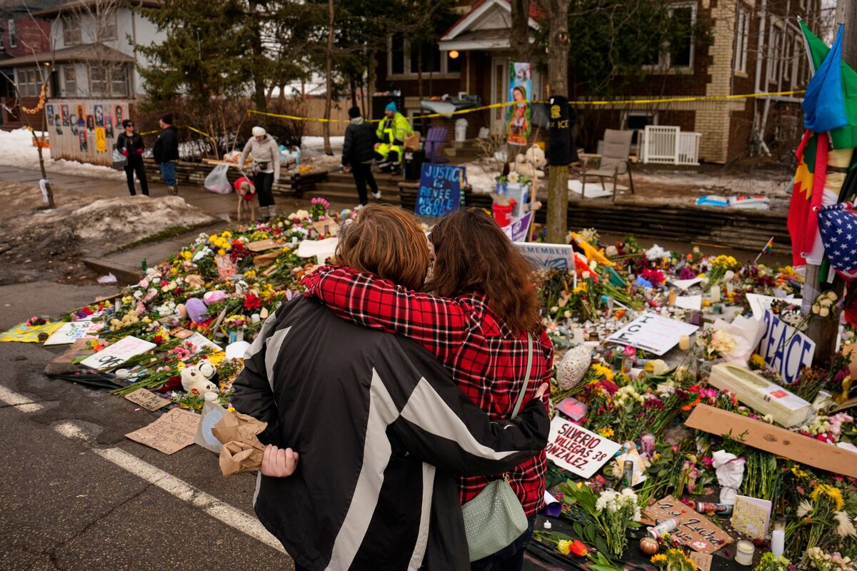 La gente se abraza mientras visita un monumento improvisado en memoria de Renee Good, quien fue asesinada a tiros por un agente de ICE la semana pasada, el martes 13 de enero de 2026, en Minneapolis. (Foto AP/John Locher)