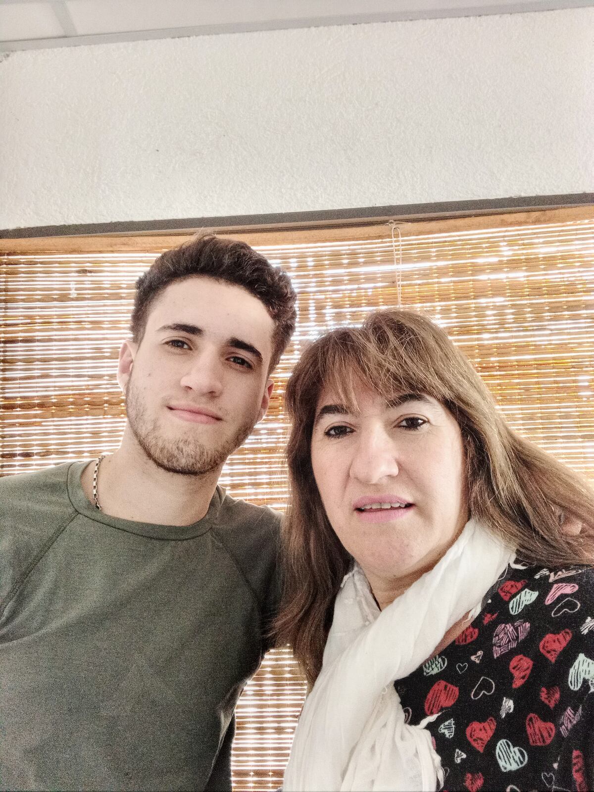 DESEO. Rosana Peralta, de 50 años, preferiría que su vacuna se la aplicaran a su hijo Lucio, de 18 años, que padece de asma severo.