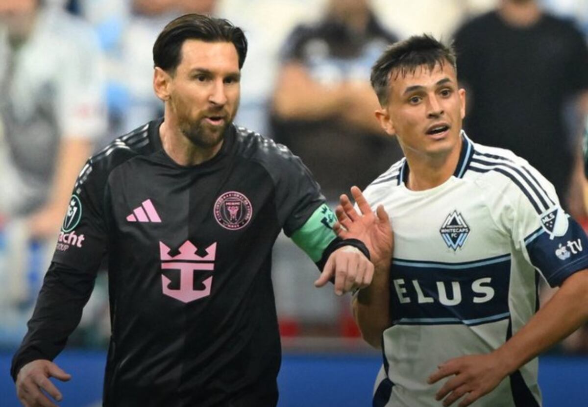 Messi es marcado por Andrés Cubas.