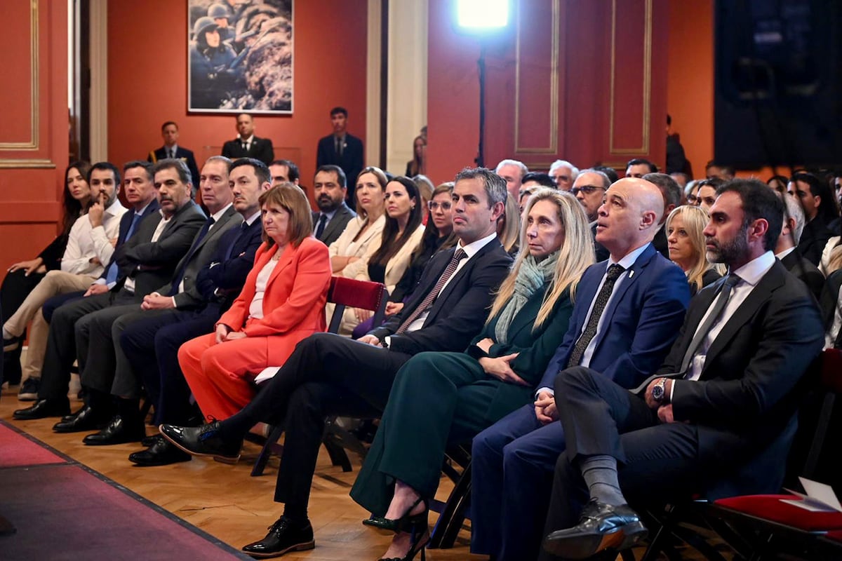 El presidente Javier Milei se reunió hoy con legisladores en el Salón Héroes de Malvinas de la Casa Rosada, acompañado por la secretaria general de la Presidencia, Karina Milei; la ministra de Seguridad, Patricia Bullrich; y el presidente de la Cámara de Diputados, Martín Menem. (Presidencia)