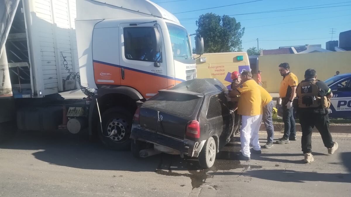 Un auto fue arrastrado por un camión. (Policía)