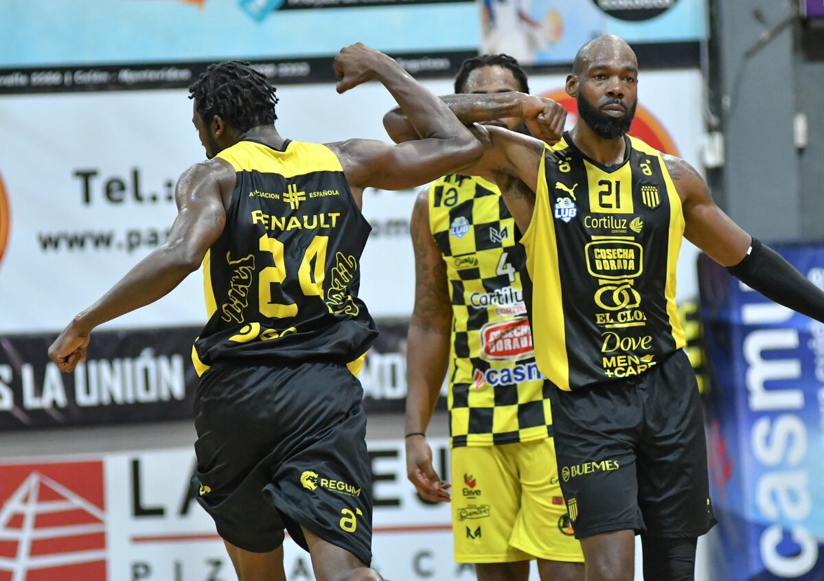 Charles Thomas, el número 21, y Lee Roberts, el 24, dos de las principales figuras de Peñarol de Uruguay, el primer rival de Instituto en la BCL. (@BasketCAPuy)