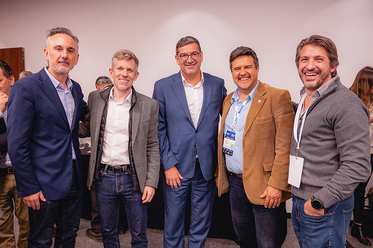 Sebastián Parra, Juan Pablo Mon, Raúl Paolasso, Federico Miretti y Ariel Ruiz en una reunión estratégica para fortalecer alianzas.