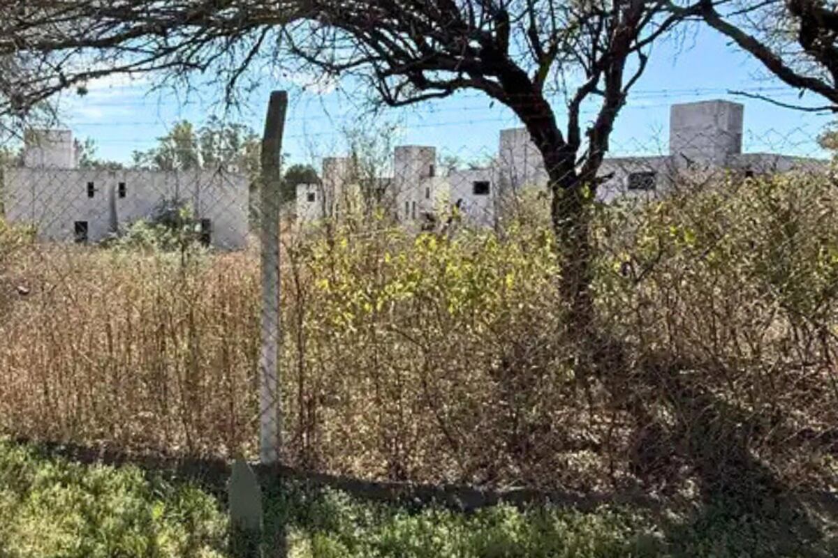 Cercado. El predio de más de 9 mil metros está alambrado y tiene ocho casas a medio construir. (Justicia Córdoba)