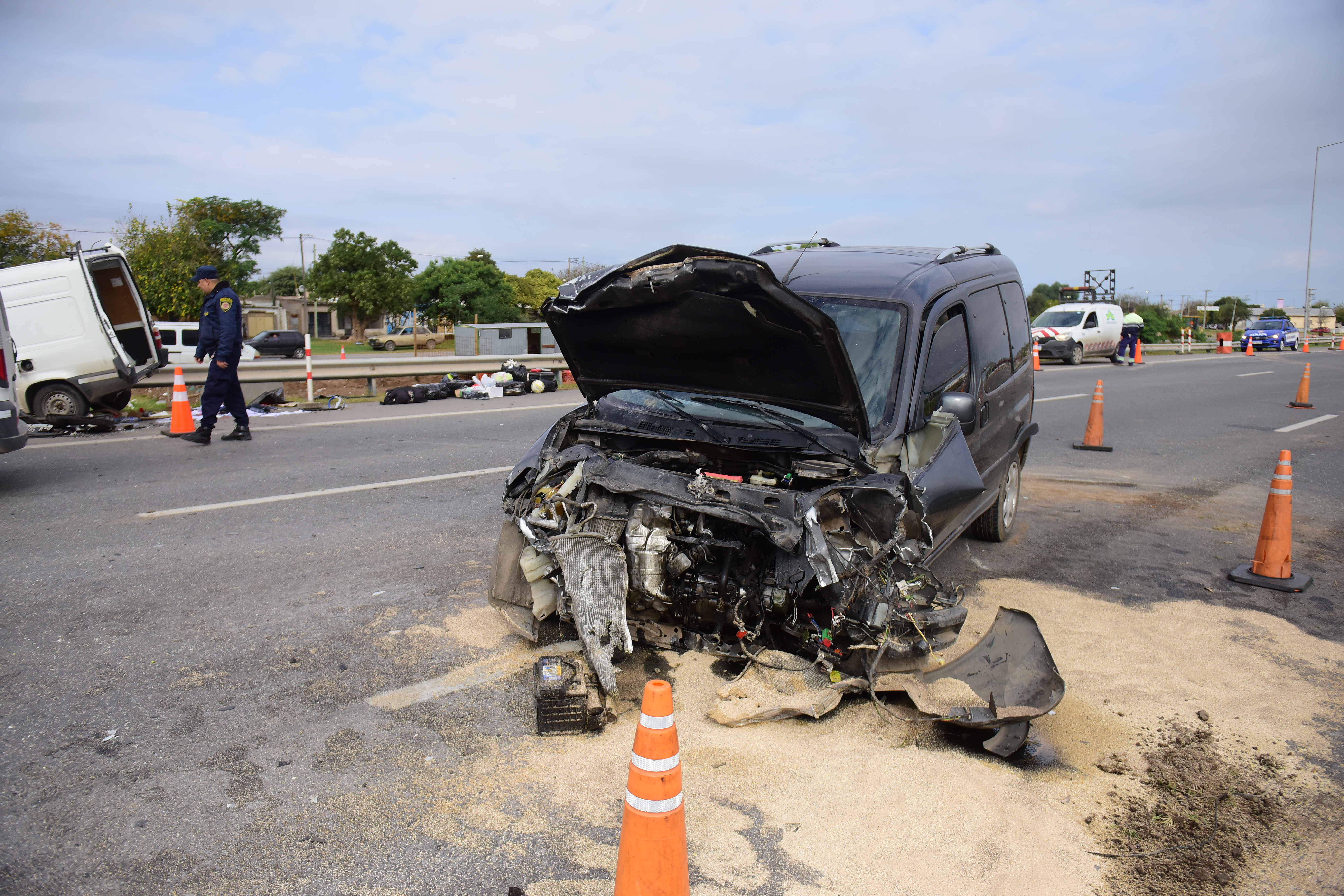 Choque de dos utilitarios en la circunvalación km 12. (José Gabriel Hernández / La Voz)