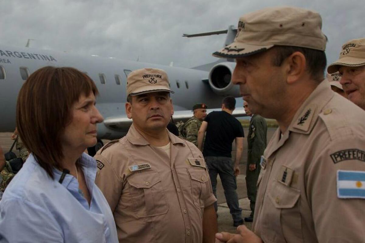 La ministra de Seguridad Patricia Bullrich en Bahía Blanca en el marco de la emergencia que sufre la ciudad por las tormentas. (X/ @PatoBullrich)