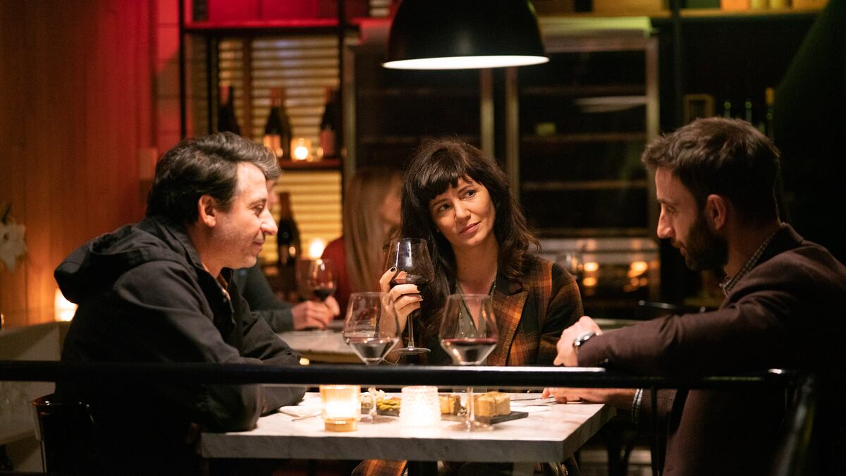 Alfonso Tort (Amadeo), Griselda Siciliani (Serena) y Daniel Rovira (Darío), la trieja de Terapia Alternativa. (Gentileza Prensa Star+)