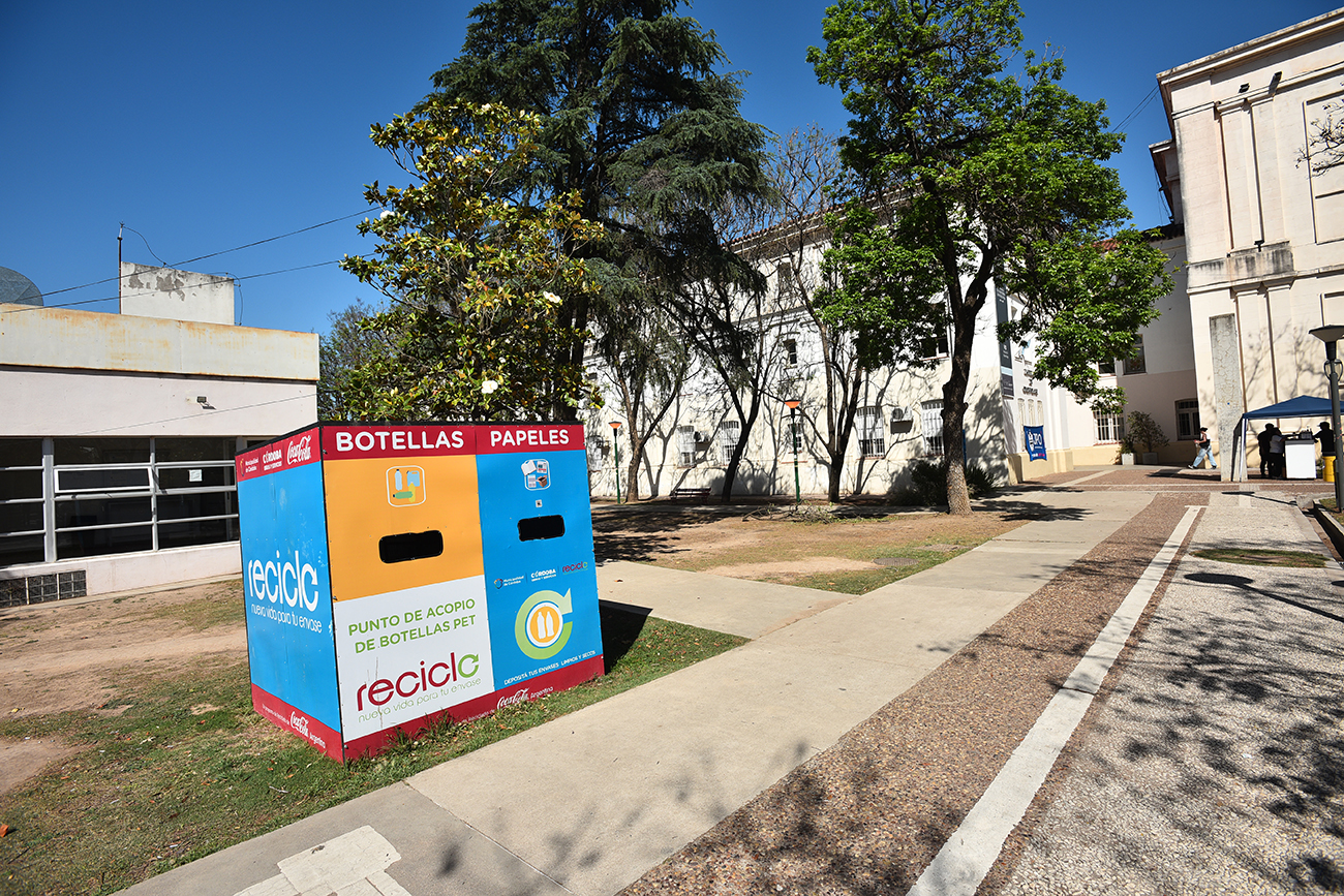 Universidad sustentable Universidad Nacional de Córdoba al lado de pabellón Argentina contenedor para reciclar botellas y papeles Foto: (Pedro Castillo / La Voz)