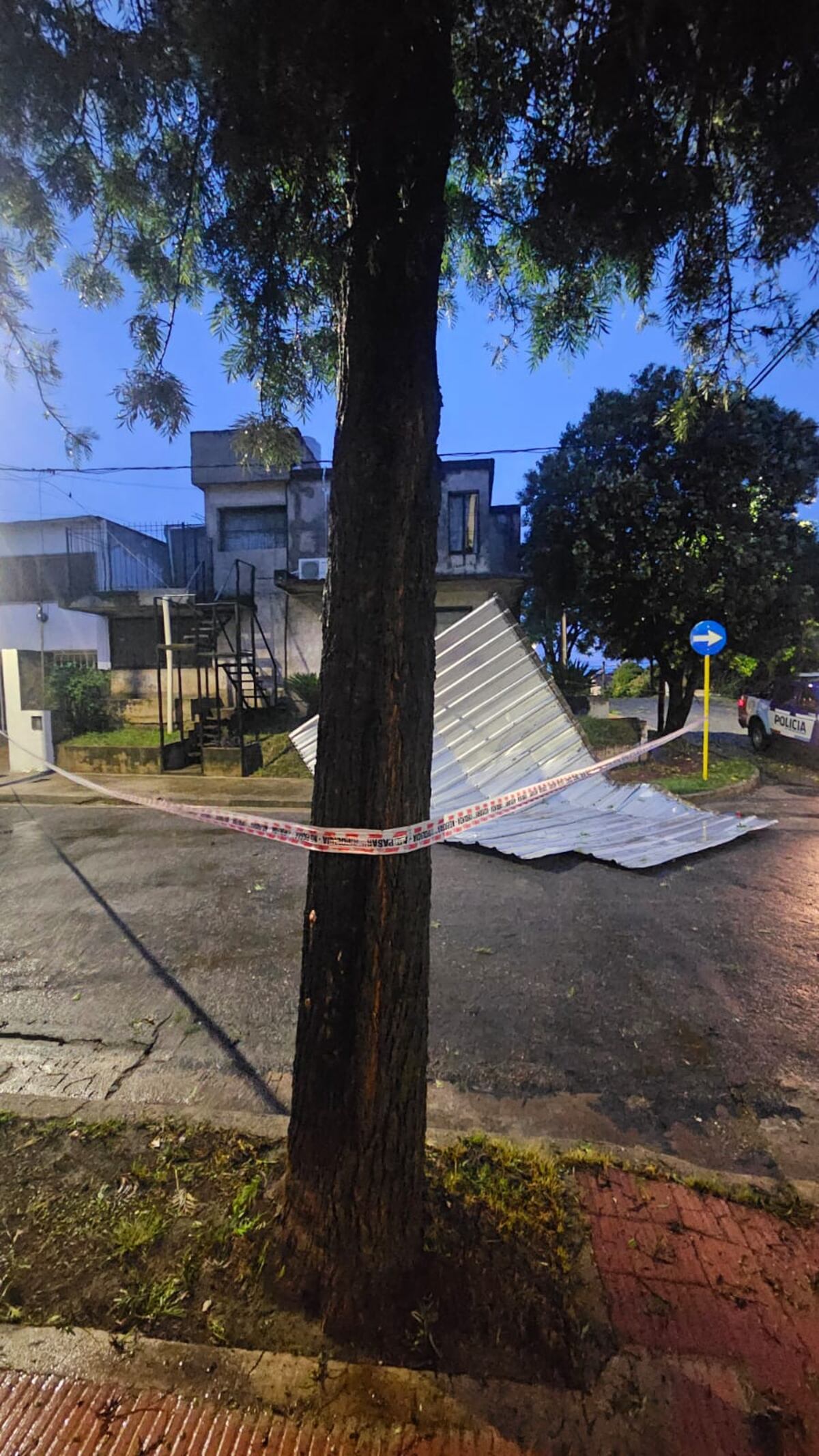 Lluvia y granizo en la ciudad de Córdoba: rescataron a cinco personas y hubo múltiples incidentes. (Policía)