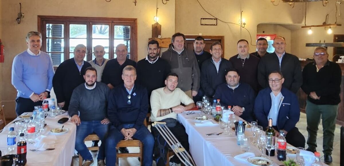 Orlando Arduh con intendentes en una reunión en Tanti.