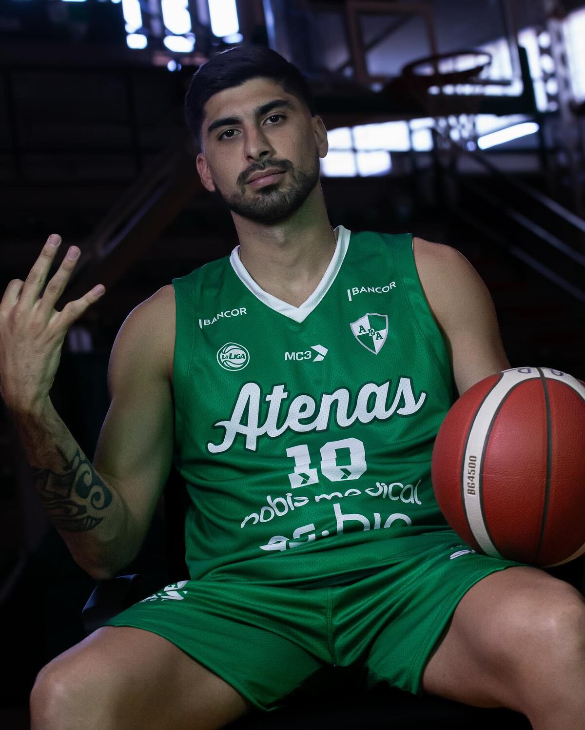 Atenas presentó la nueva camiseta, que usará en la temporada 2025/2026 de la Liga Nacional. (Ignacio Lingua / Prensa Atenas)