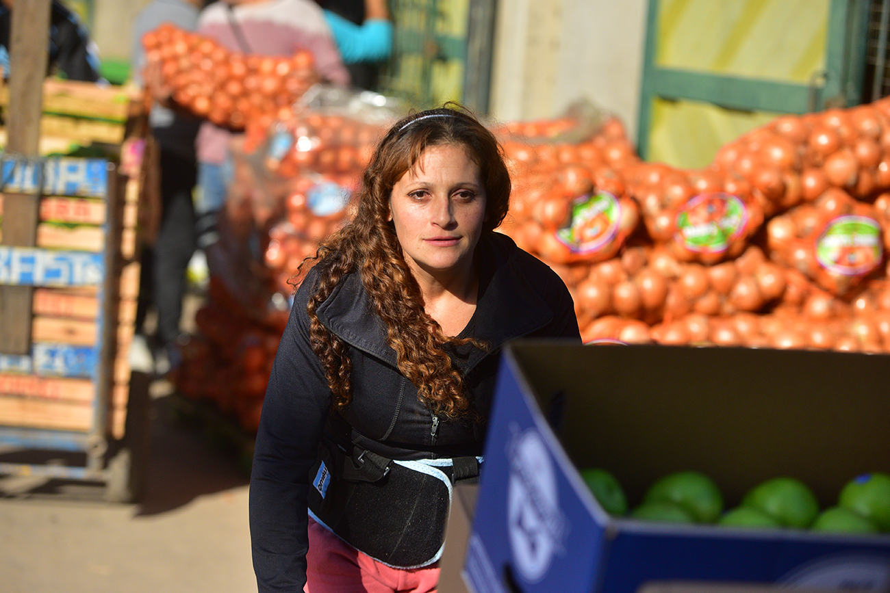 Ciudad de Córdoba. Eliana, en plena tarea en el Mercado de Abasto (José Hernández/La Voz).