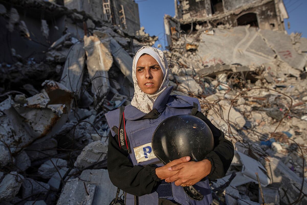 La periodista independiente Mariam Dagga, de 33 años, quien había trabajado con Associated Press y otros medios desde el inicio de la guerra de Gaza, posa para un retrato en Khan Younis, al sur de la Franja de Gaza, el 14 de junio de 2024. Dagga se encontraba entre las ocho personas, entre ellas cuatro periodistas, que murieron el lunes en un ataque israelí contra el Hospital Nasser en Khan Younis. (Foto AP/Jehad Alshrafi)