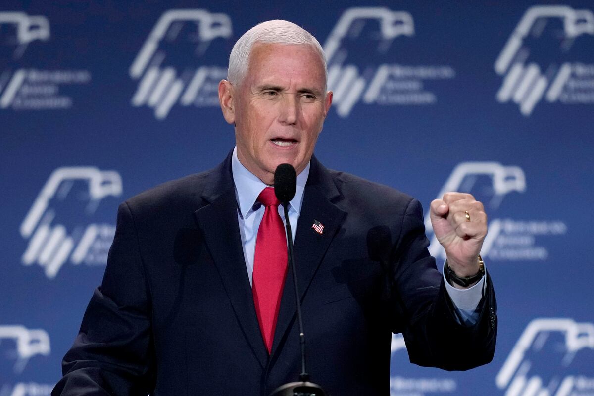 El ex vicepresidente Mike Pence en un evento en Las Vegas el 18 de noviembre de 2022. Muchas de las personas que fueron funcionarios suyos durante su gobierno ahora se niegan a respaldarlo. (Foto AP/John Locher)