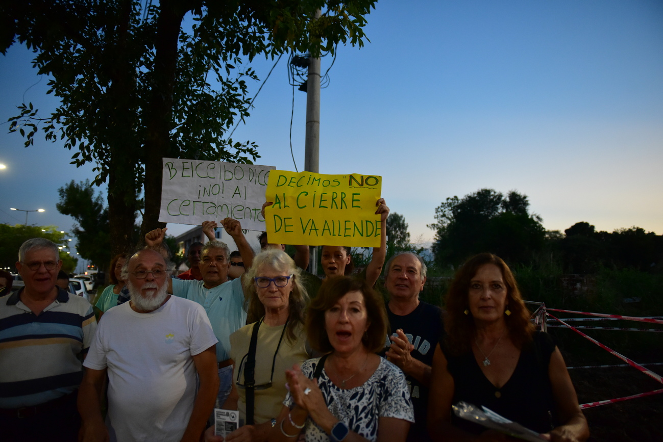 Protesta de vecinos en la comisaría por la restricción de circulación en Villa Allende.(César Heredia / La Voz)
