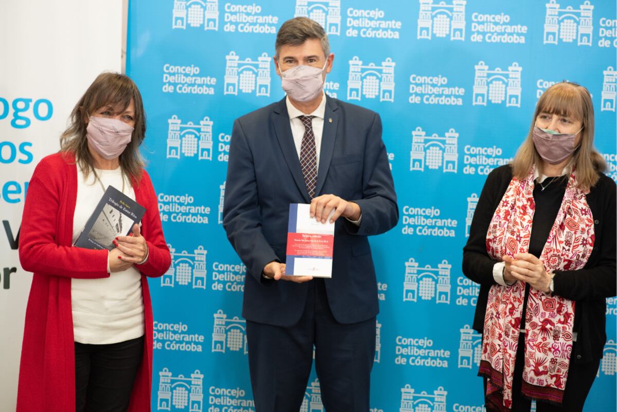La escritora obsequió ejemplares de sus libros Trilogía de Entre Ríos y El país del diablo.