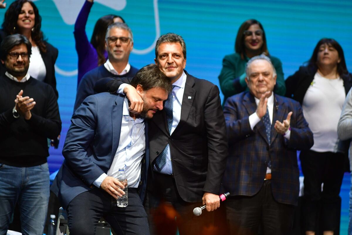 Leandro Santoro con Sergio Massa, en las elecciones de 2023. (La Voz)