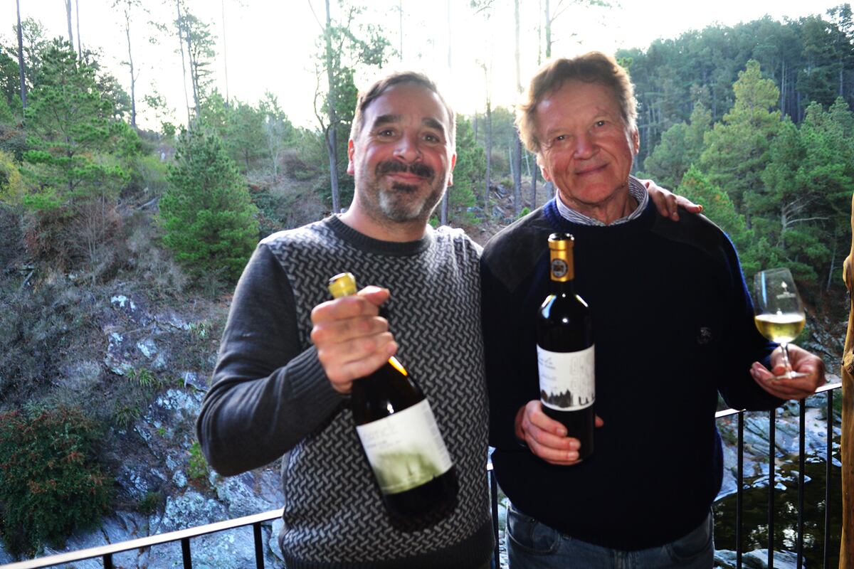 El enólogo Gabriel Campana y Juan Navarro.