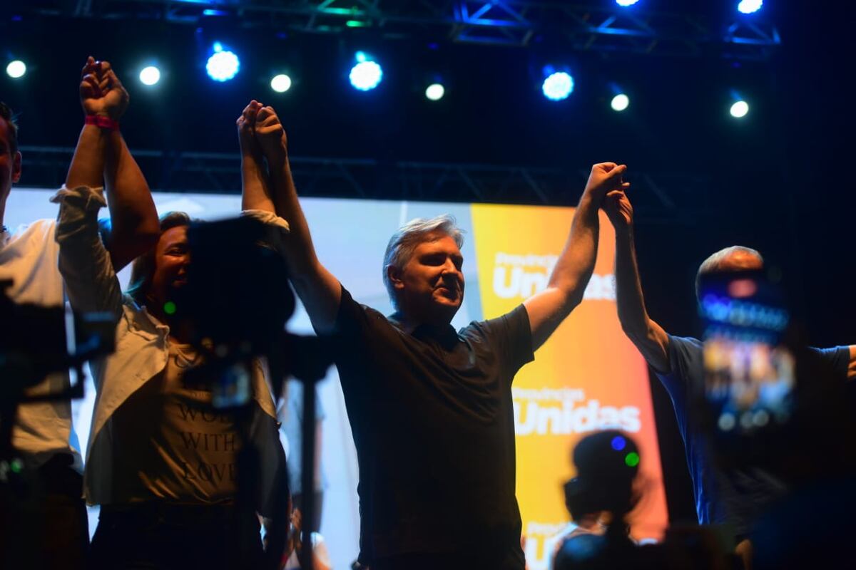 Juan Schiaretti junto a Martín Llaryora en el cierre de campaña de Provincias Unidas, en la Plaza de la Música. (Javier Ferreyra/La Voz)