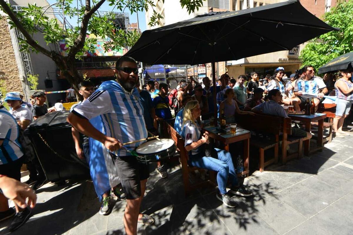 La emoción en las calles por el partido de la selección contra Croacia. (Javier Ferreyra / La Voz)