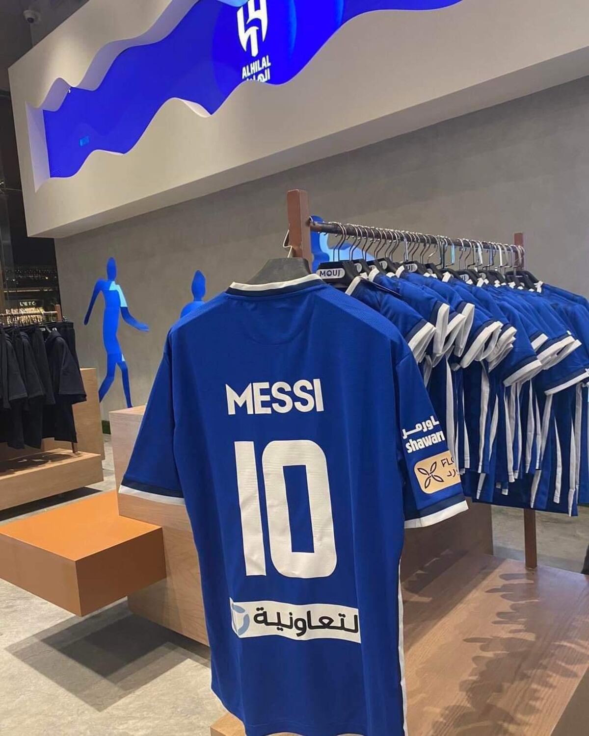 La casaca de "Leo" en la tienda oficial del conjunto saudí, comandado por el "Pelado" Díaz. (Web)