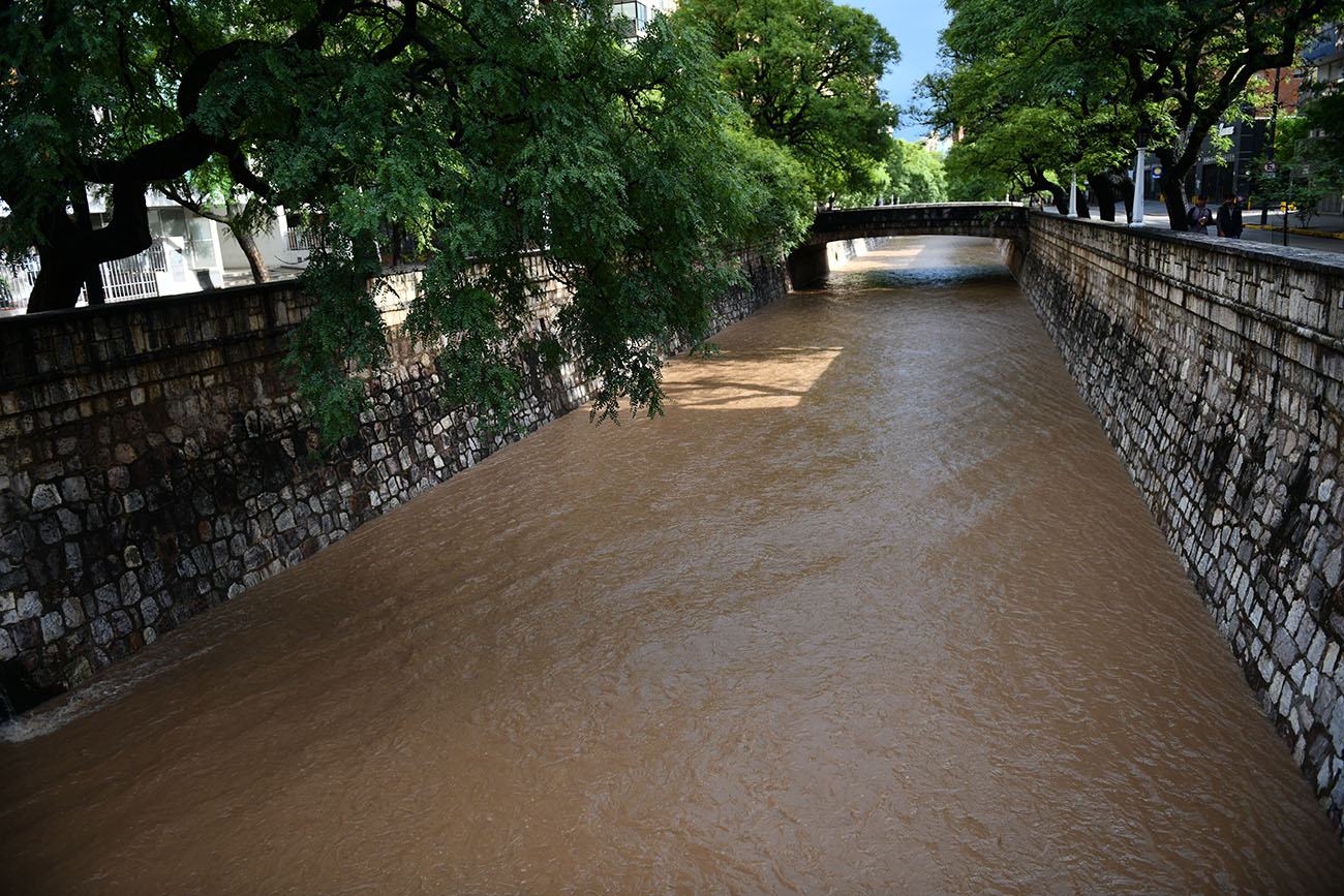 Las fuertes lluvias en la ciudad de Córdoba elevaron significativamente el caudal de la Cañada. Foto Pedro Castillo 