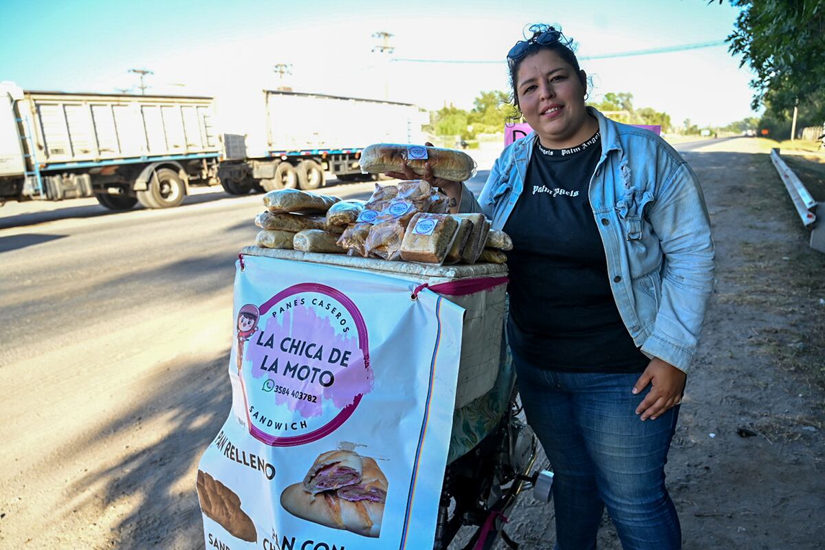 Jimena estudia Mecatrónica en la UTN de Villa María. Subsiste vendiendo comida casera que elabora todos los días para pagar la carrera, el alquiler y la cuota de su moto. (Martín Llampayas / La Voz)