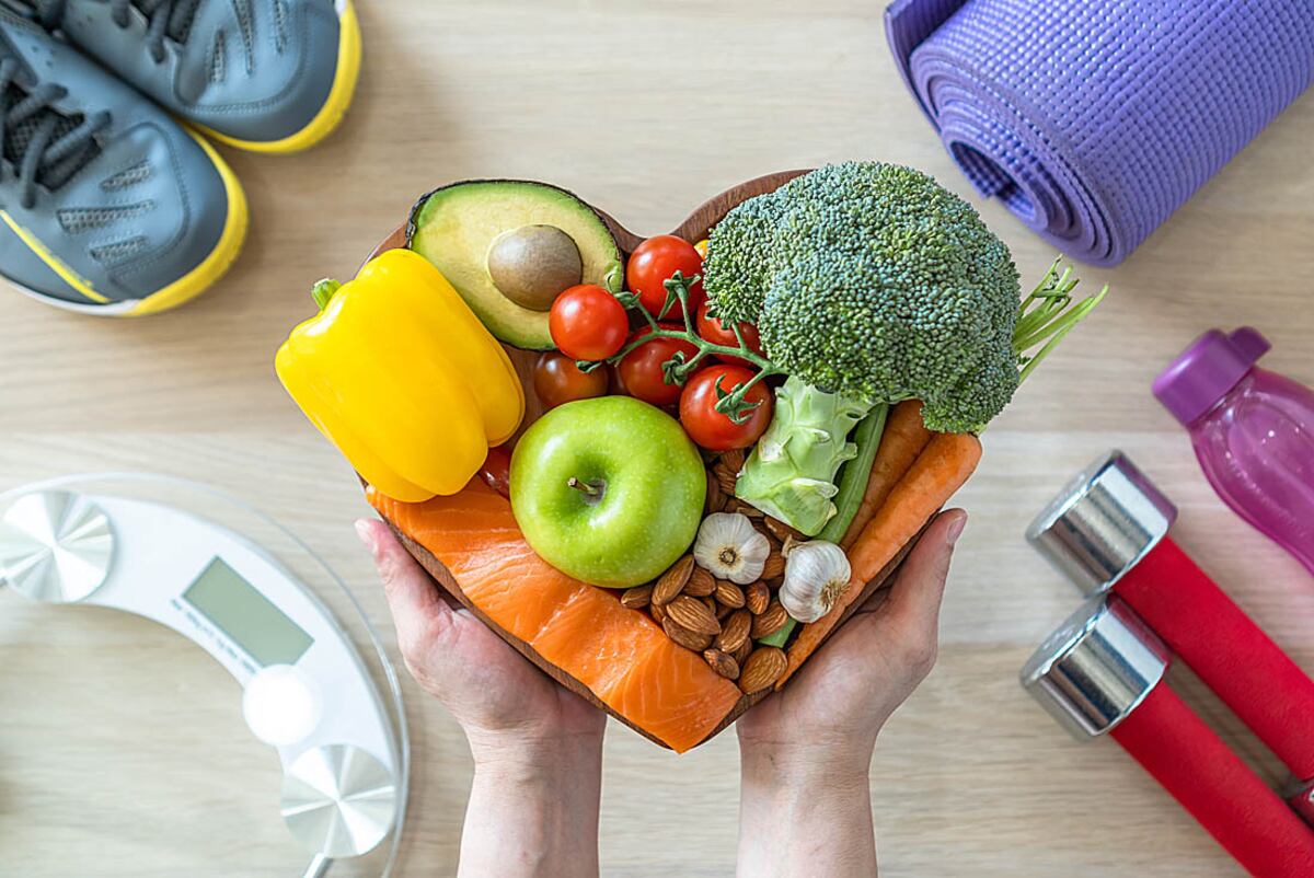 Una dieta rica en alimentos naturales, vegetales y cereales integrales puede marcar la diferencia en tu salud cardiovascular, sin importar la etiqueta que le pongas.