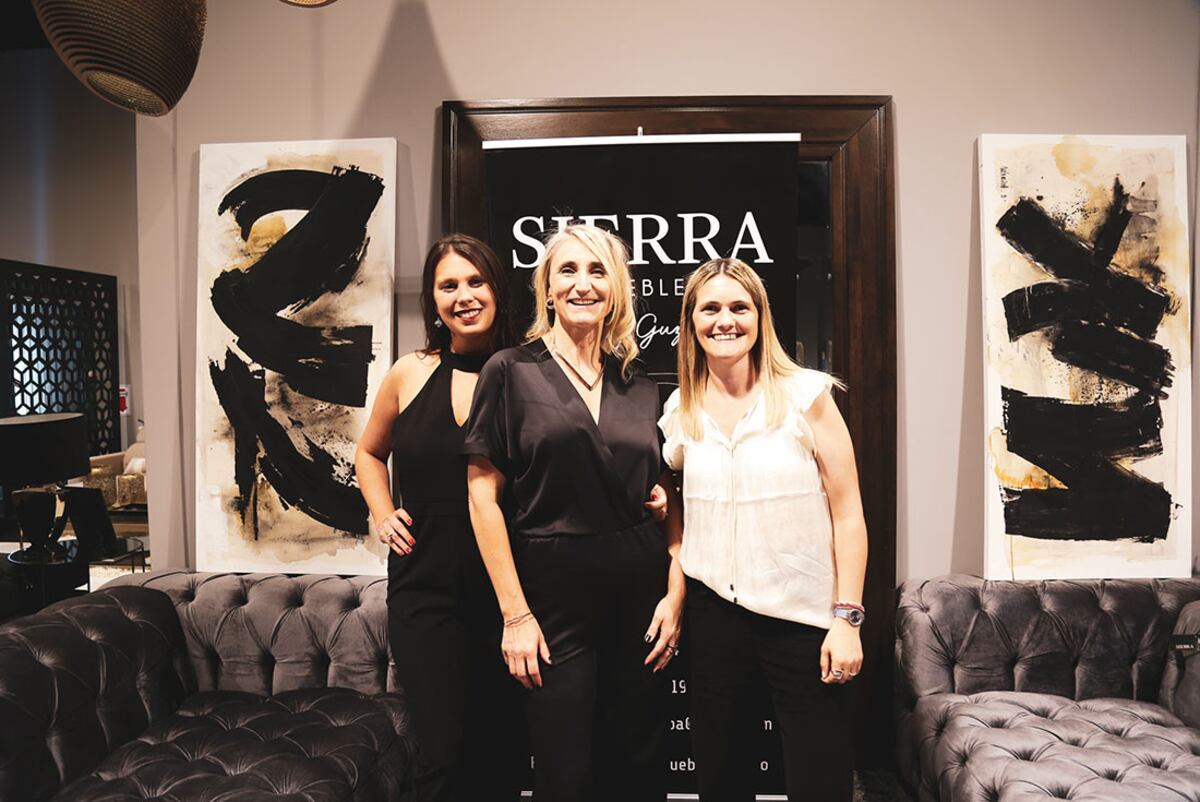 Belén Manavella (representante de Cosentino en Argentina), Kitty Guzmán y Ayelén Lucchesi (Marmolería La Fontana).