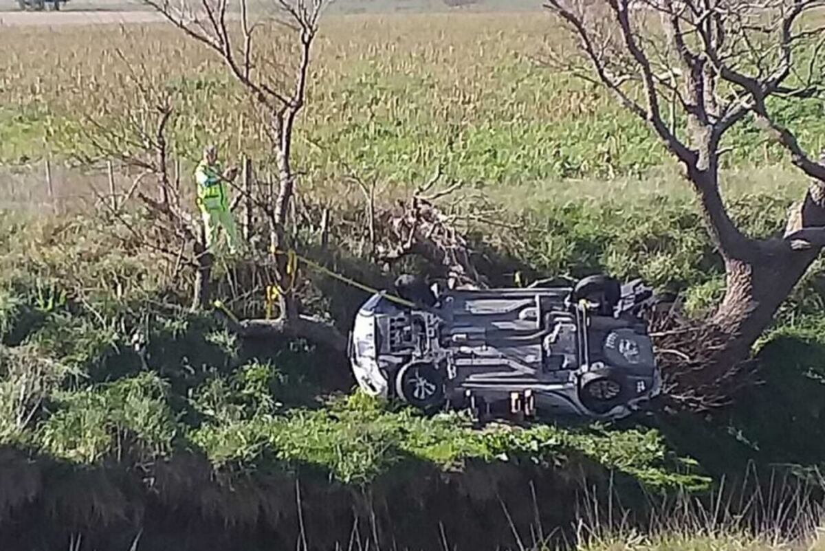 El auto en el que viajaban los cordobeses (Gentileza La Capital de Mar del Plata).